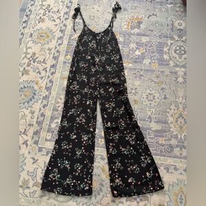 Flare, floral, tie shoulder, trendy romper! Size small.